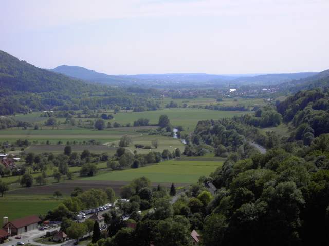Streitberg: Blick von der Streitburg nach Ebermannstadt (im Hintergrund das Walberla) (Bild 20006)