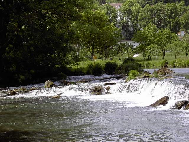 Streitberg: Das Wiesent-Wehr beim Streitberger Freibad (Bild 20020)