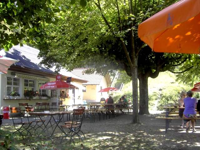 Der Biergarten: an heien Tagen schattig durch Ahorn- und Lindenbume