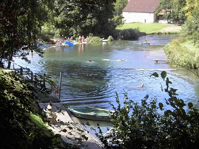 Im Biergarten: von der unteren Tischreihe blickt man auf die Wiesent