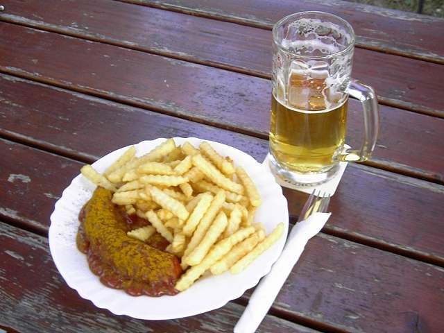 Biergarten-Genu: Currywurst mit Pommes und ein Seidla Helles vom Greif