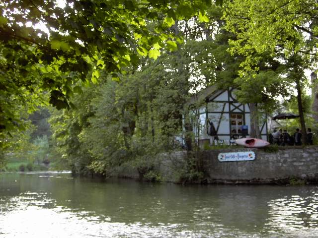 Muggendorf: Der Biergarten auf der Wiesent-Insel (Bild 30009)