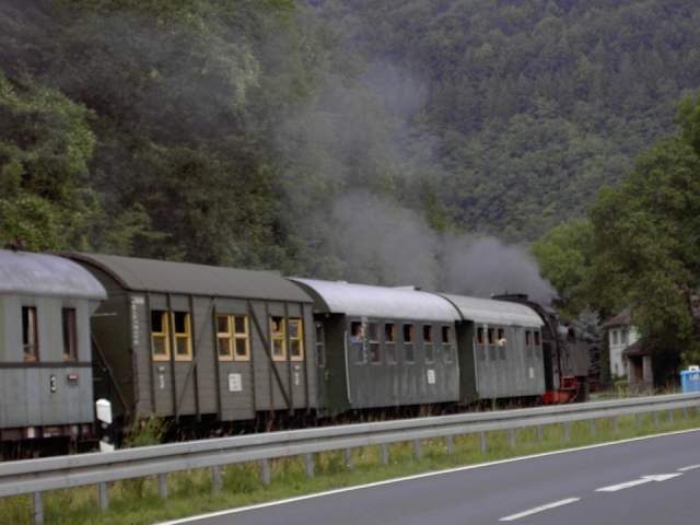 Muggendorf: Zug der DFS bei der Einfahrt in den Bahnhof Muggendorf (Bild 30021)