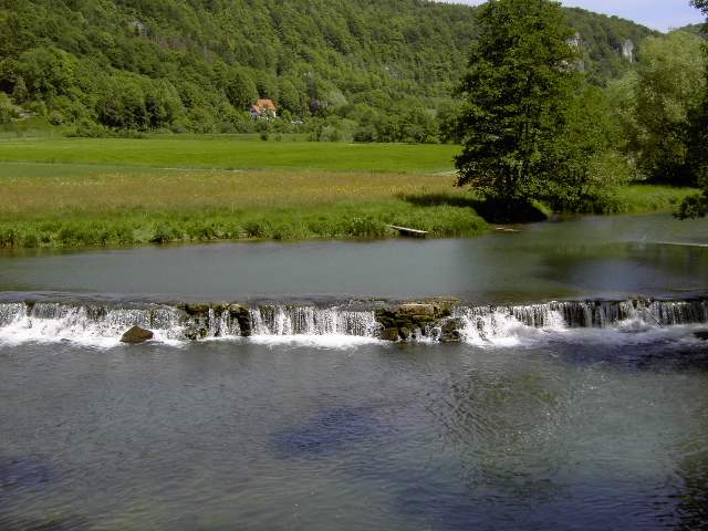 von Streitberg nach Muggendorf: Das Wiesent-Wehr beim Streitberger Freibad (Bild 61001)