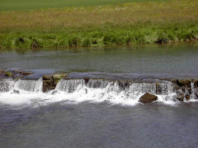 von Streitberg nach Muggendorf: Das Wiesent-Wehr beim Streitberger Freibad (Bild 61003)