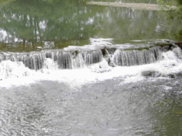 von Streitberg nach Muggendorf: Das Wiesent-Wehr beim Streitberger Freibad (Bild 61004)