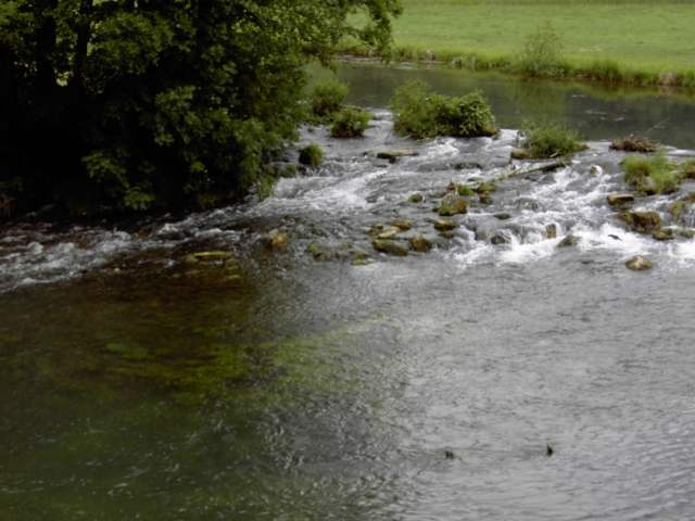 von Streitberg nach Muggendorf: Das Wiesent-Wehr beim Streitberger Freibad (Bild 61006)