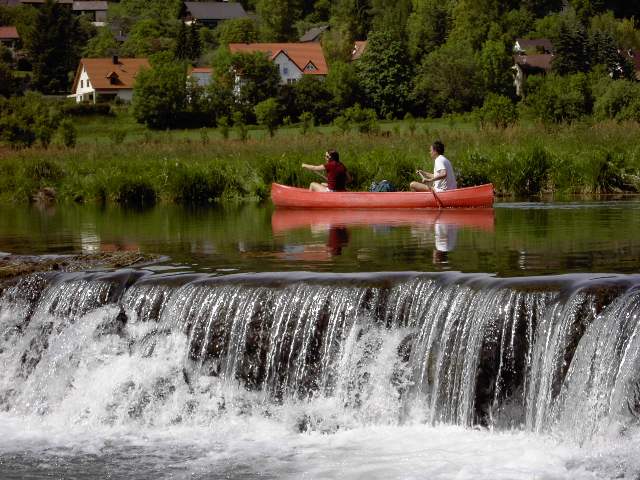 von Streitberg nach Muggendorf: Das Wiesent-Wehr beim Streitberger Freibad (Bild 61010)