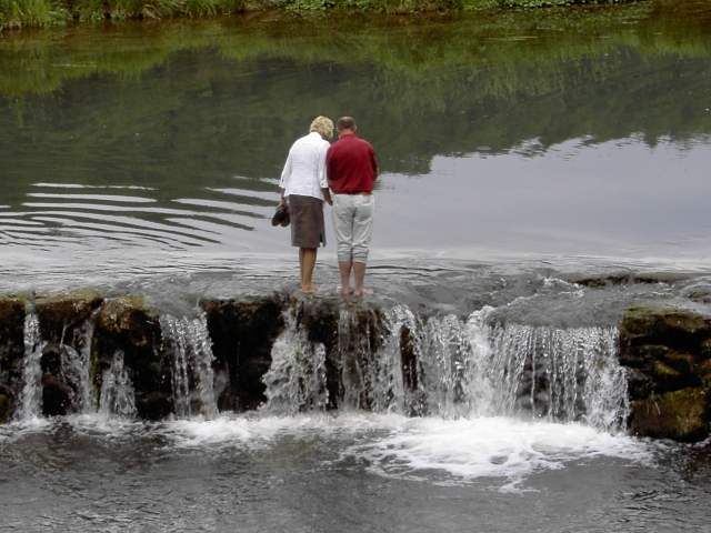 von Streitberg nach Muggendorf: Das Wiesent-Wehr beim Streitberger Freibad (Bild 61011)