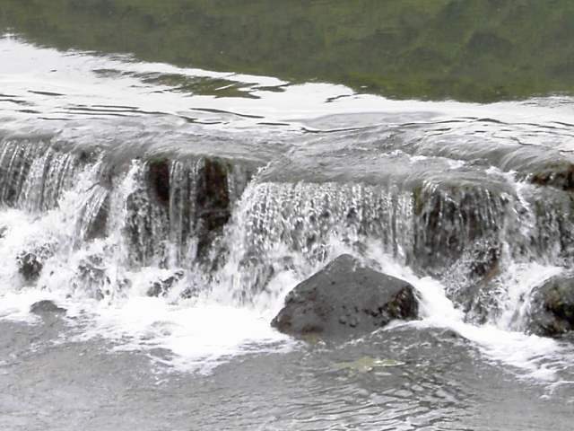 von Streitberg nach Muggendorf: Das Wiesent-Wehr beim Streitberger Freibad (Bild 61013)