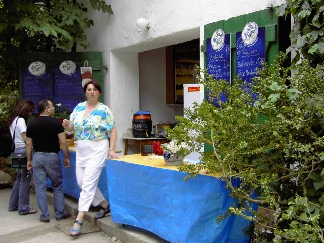 von Muggendorf zur Sachsenmhle: Der Biergarten an der Sachsenmhle, im Vordergrund die Wirtin (Bild 62032)