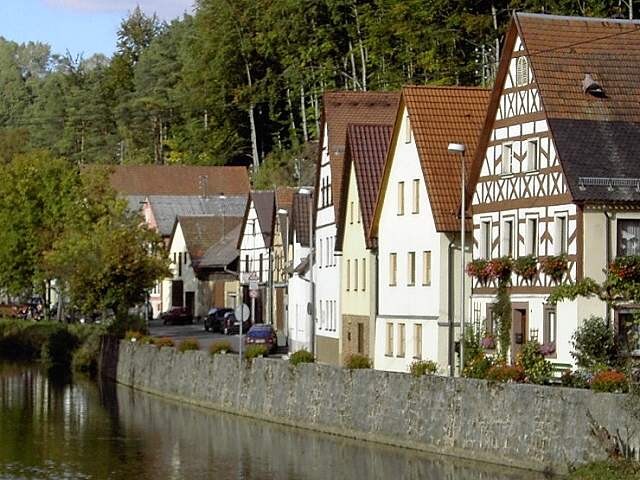 von Behringersmhle nach Waischenfeld: Waischenfeld: Blick auf das stliche Wiesentufer (Bild 64040)