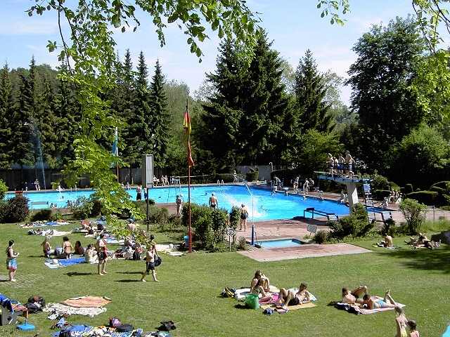 von Behringersmhle nach Waischenfeld: Das Freibad in Waischenfeld (Bild 64044)