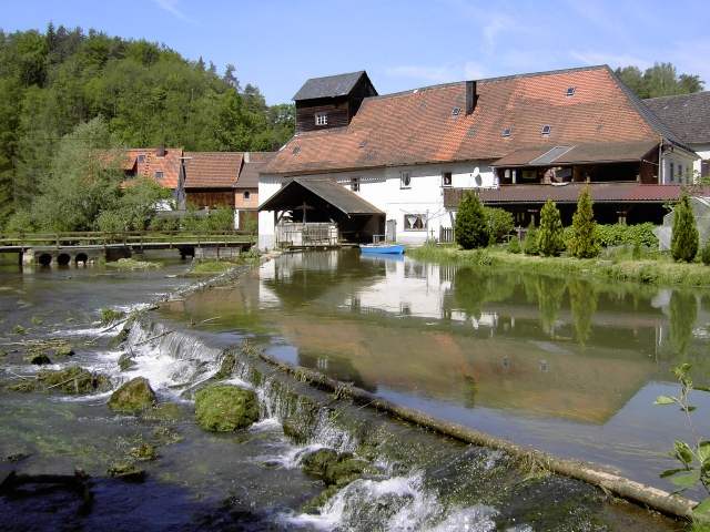 von Waischenfeld nach Hollfeld: Das Wiesent-Wehr in Nankendorf (Bild 65005)