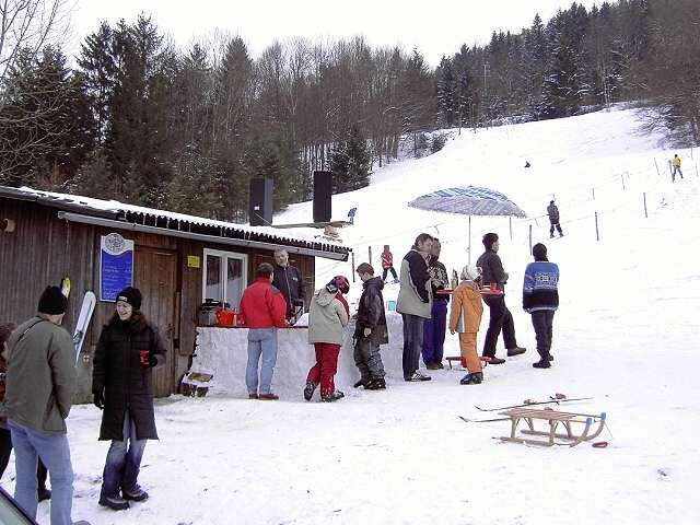 Die Wiesent im Winter: Skilift und Htte am Schtzenberg (Bild 66020)