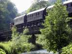 Zug der Dampfbahn Fränkische Schweiz auf der Hindenburg-Brücke
