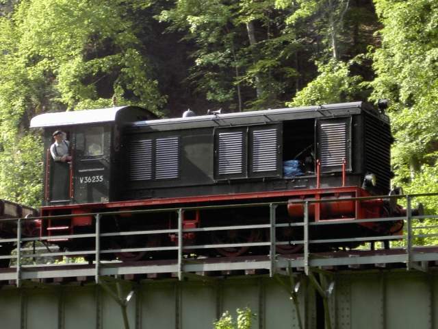 Dampfbahn Fränkische Schweiz: Diesellok der Baureihe V36 auf der Hindenburg-Brücke (Bild 71010)