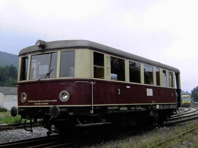Dampfbahn Frnkische Schweiz: Triebwagen VT 135069 im Bahnhof von Ebermannstadt (Bild 71017)