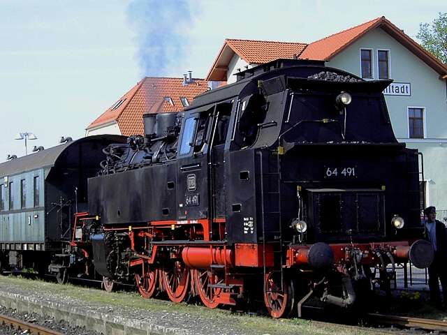 DFS-Saison-Auftakt am 01.05.2005: Dampflok 64491 im Bahnhof Ebermannstadt (Bild 73006)