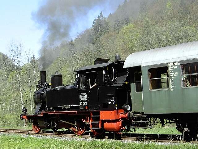 DFS-Saison-Auftakt am 01.05.2005: Dampflok 70083 des BLV im Bahnhof Burggaillenreuth (Bild 73014)