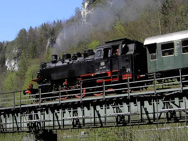 DFS-Saison-Auftakt am 01.05.2005: Dampflok 64491 auf der Hindenburg-Brcke (Bild 73017)