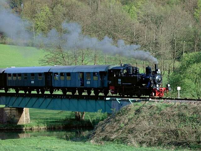 DFS-Saison-Auftakt am 01.05.2005: Dampflok 70083 des BLV auf der Wiesentbrcke bei Streitberg (Bild 73024)