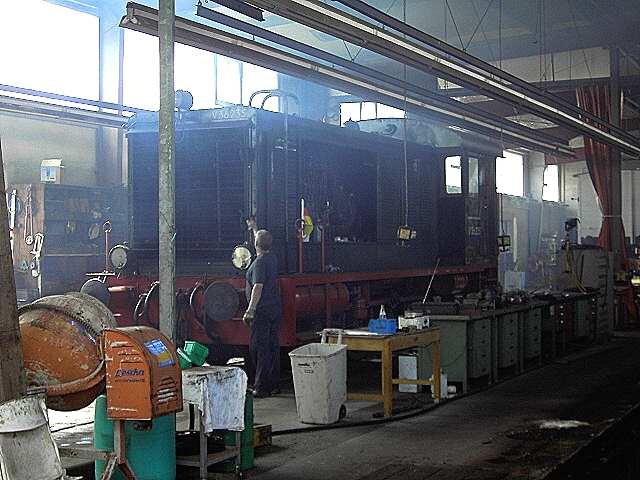 DFS-Lokalbahnfest am 16.07.2006: Diesellok V 36235 in der Fahrzeughalle in Ebermannstadt (Bild 74002)