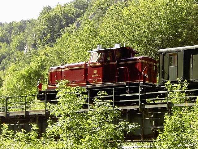 DFS-Lokalbahnfest am 16.07.2006: Diesellok V 60114 auf der Hindenburgbrcke (Bild 74011)