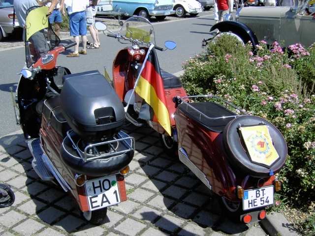 DFS-Oldtimer-Treffen am 16.07.2006: zwei Motorroller Heinkel Tourist, einer mit Anhnger (Bild 74056)
