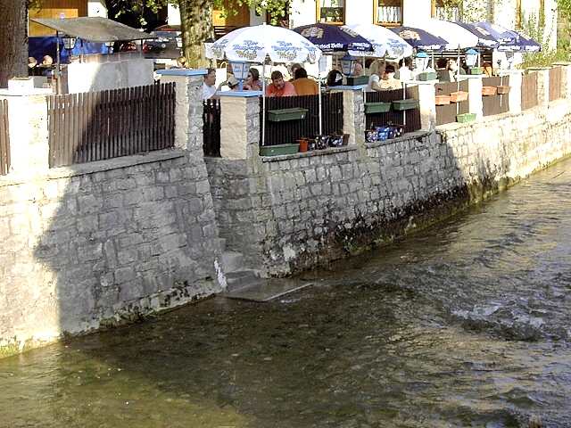 Wanderung an der Leinleiter: ... im Biergarten "bei Laki" am Ufer der Leinleiter (Bild 82007)