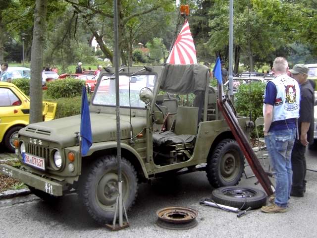 Suzuki im Jeep-Format mit japanischer Kriegsflagge (Dekoration des Besitzers)