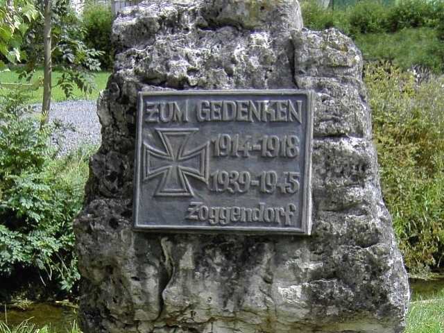 Wandern an der Leinleiter: Kriegerdenkmal in Zoggendorf (Bild 82084)
