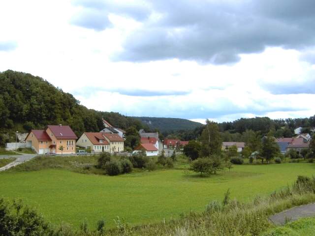 Wandern an der Leinleiter: Blick von Norden auf Zoggendorf (Bild 82086)