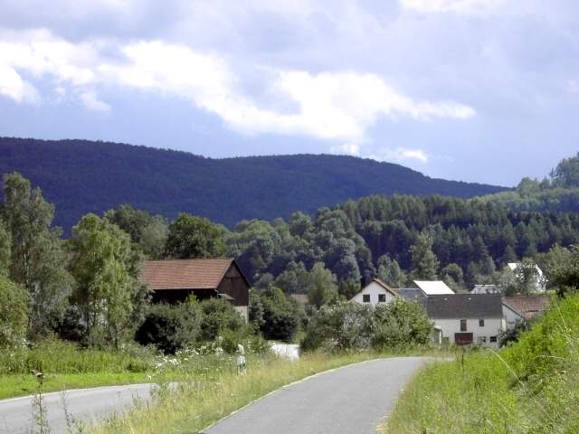 Wandern an der Leinleiter: Blick von Norden auf Oberleinleiter (Bild 82095)