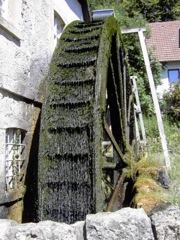 Wandern an der Leinleiter: Das Mhlrad der Heroldsmhle, Durchmesser 7,20 Meter (Bild 82102)
