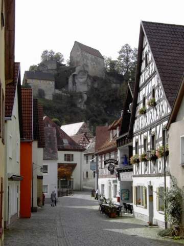 Fachwerkhuser in Pottenstein, im Hintergrund die Burg (Bild 83017)