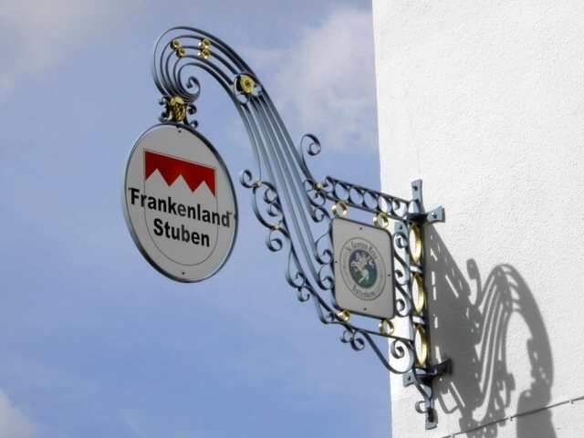 Wirtshausschild mit dem frnkischen Wappen (Bild 83018)