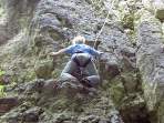 Mutige junge Frau beim Klettern
