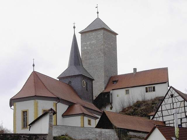 Wanderung an der Aufse: Die Kirche, dahinter Burg Aufse mit dem Rabenturm (Bild 84053)
