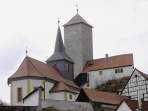 Die Kirche, dahinter Burg Aufse mit dem Rabenturm