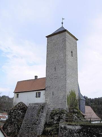 Wanderung an der Aufse: Burg Aufse mit dem Rabenturm, dahinter die Kirche (Bild 84054)