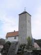 Burg Aufse mit dem Rabenturm, dahinter die Kirche