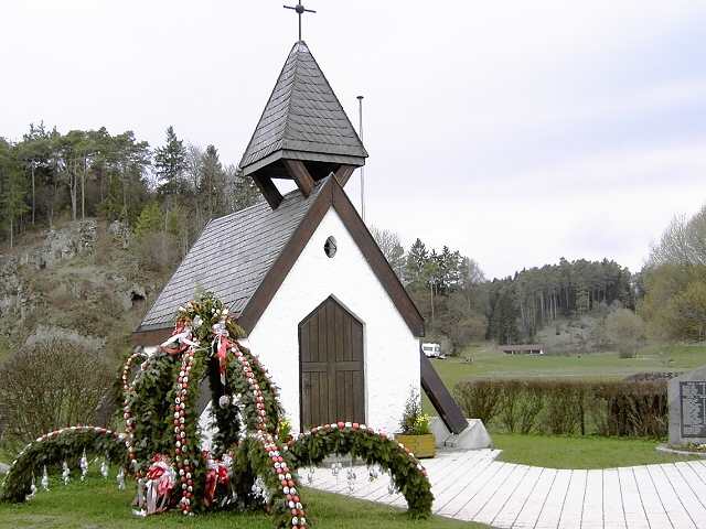 Wanderung an der Aufse: Kapelle und Osterschmuck in Sachsendorf (Bild 84055)