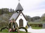 Kapelle und Osterschmuck in Sachsendorf