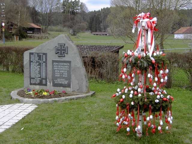 Wanderung an der Aufse: Kriegerdenkmal und Osterschmuck in Sachsendorf (Bild 84056)